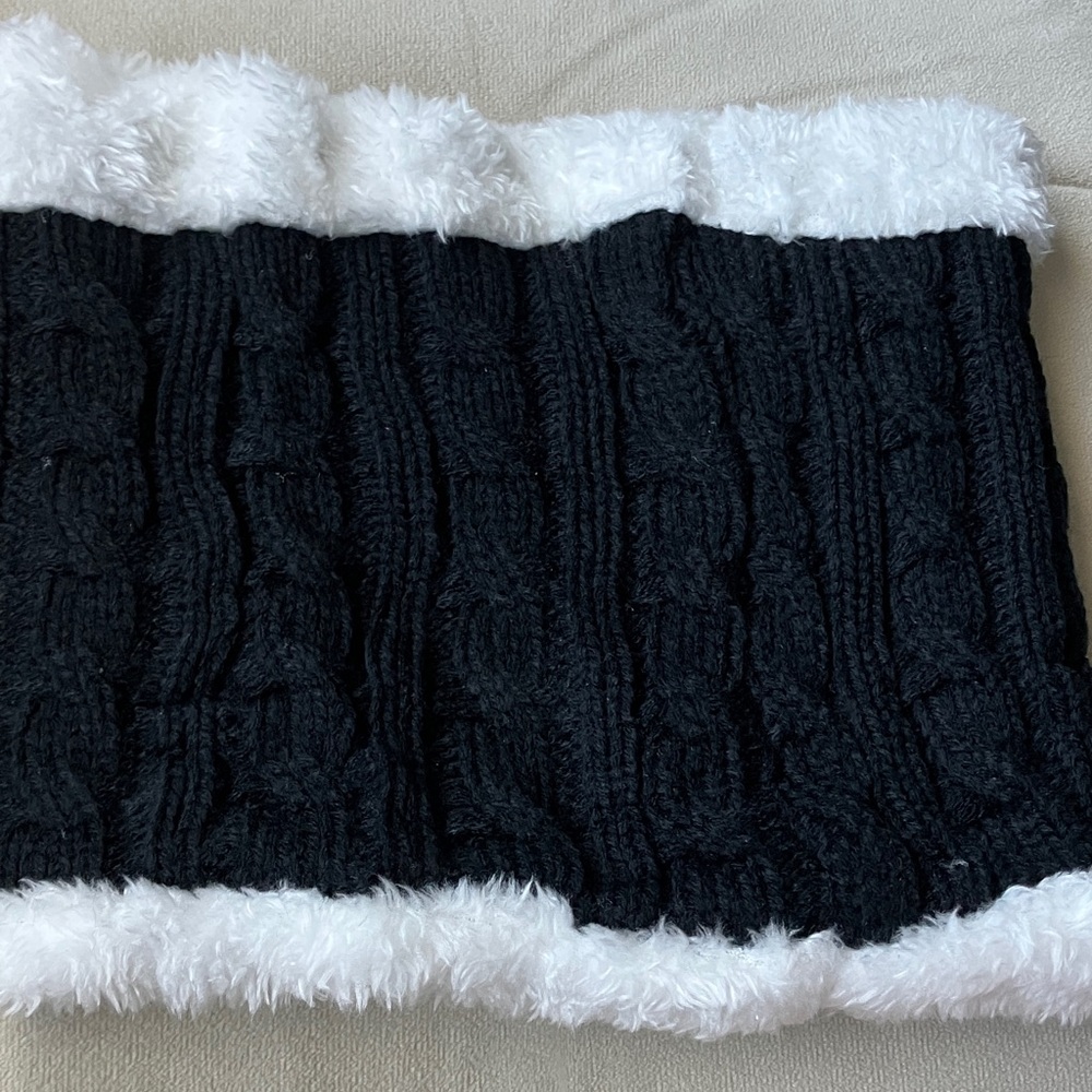 Chic Black and White Knit muff